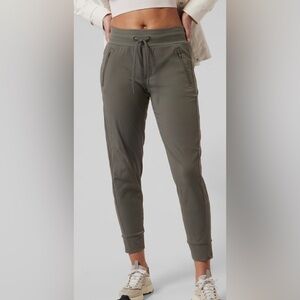 Athleta Trekkie Norrth Jogger in Arbor Olive Green Size 6
